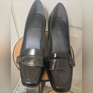 Liz Claiborne Leather women's dress shoes with decorative buckle detail.